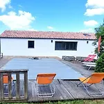 빌라 La Longere Du Champ De La *