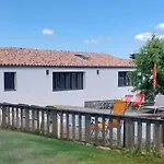빌라 La Longere Du Champ De La *