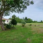 빌라 La Longere Du Champ De La *